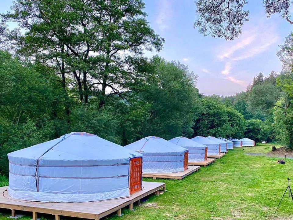 מלון צ'סקי שטרנברק Mongolian Yurt Camp מראה חיצוני תמונה