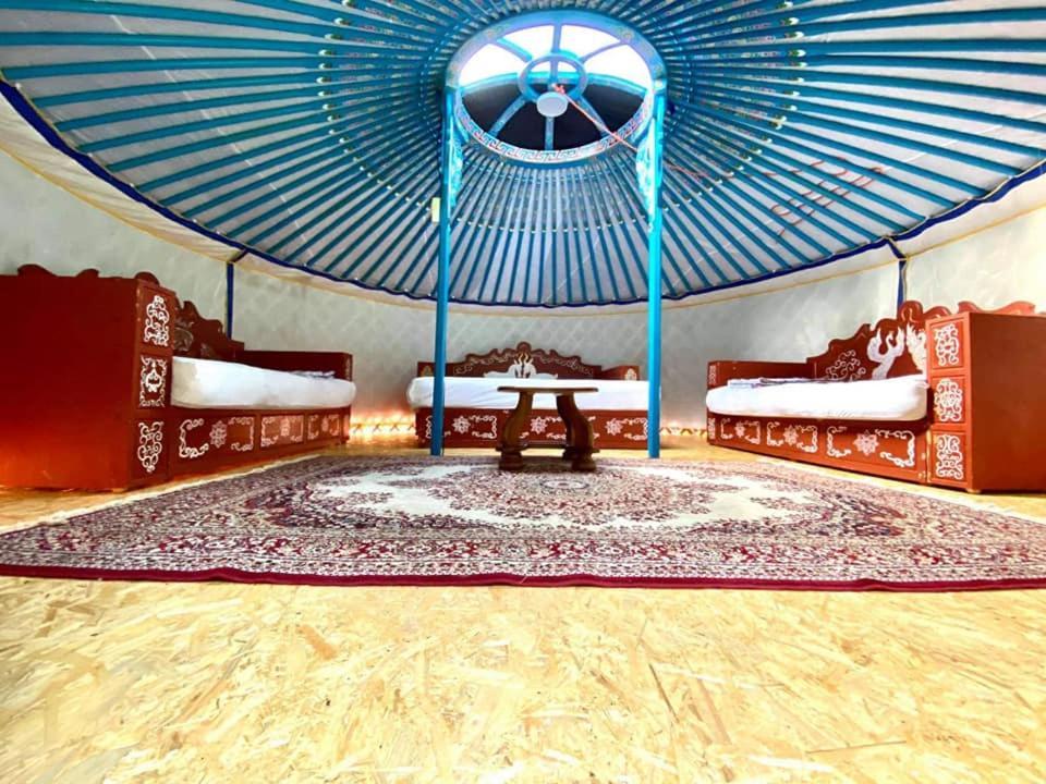 מלון צ'סקי שטרנברק Mongolian Yurt Camp מראה חיצוני תמונה